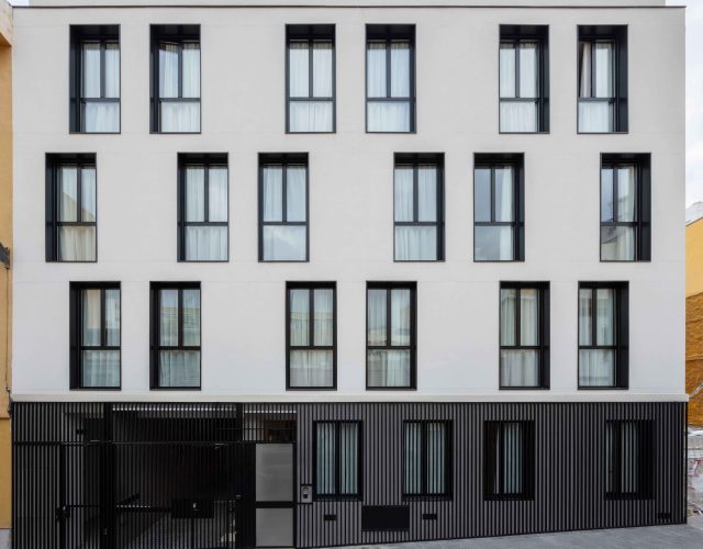 "Vista de la fachada contemporánea del proyecto de coliving en Málaga, diseñado por Vahos Arquitectura en colaboración con la empresa Líbere. La arquitectura destaca por sus líneas modernas, amplios ventanales y materiales que armonizan con el entorno urbano."